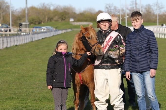 1/5 2017: Vinder af dagens ponyløb Marc Christensen og Smilla Vanilla
