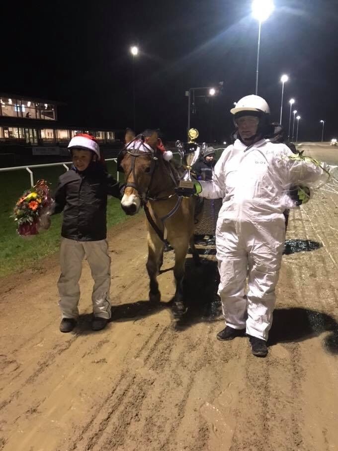 Vinderen af Colas Juleræs 2017🎅🏼🎅🏼
Bobbi og Lars Rytter sammen med sin assistent Marius Storm. 
Stort tillykke med sejren 😊😊