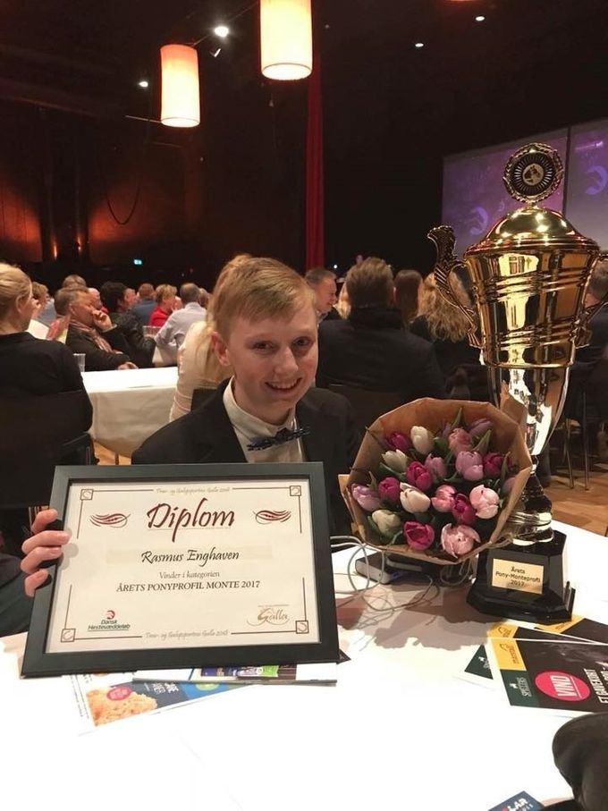 20/1
Rasmus Enghaven var nomineret i begge ponykategorier ved Hestesportens Galla og for kort tid siden er Rasmus udråbt som Årets Ponymontéprofil 2017 - stort tillykke til Rasmus